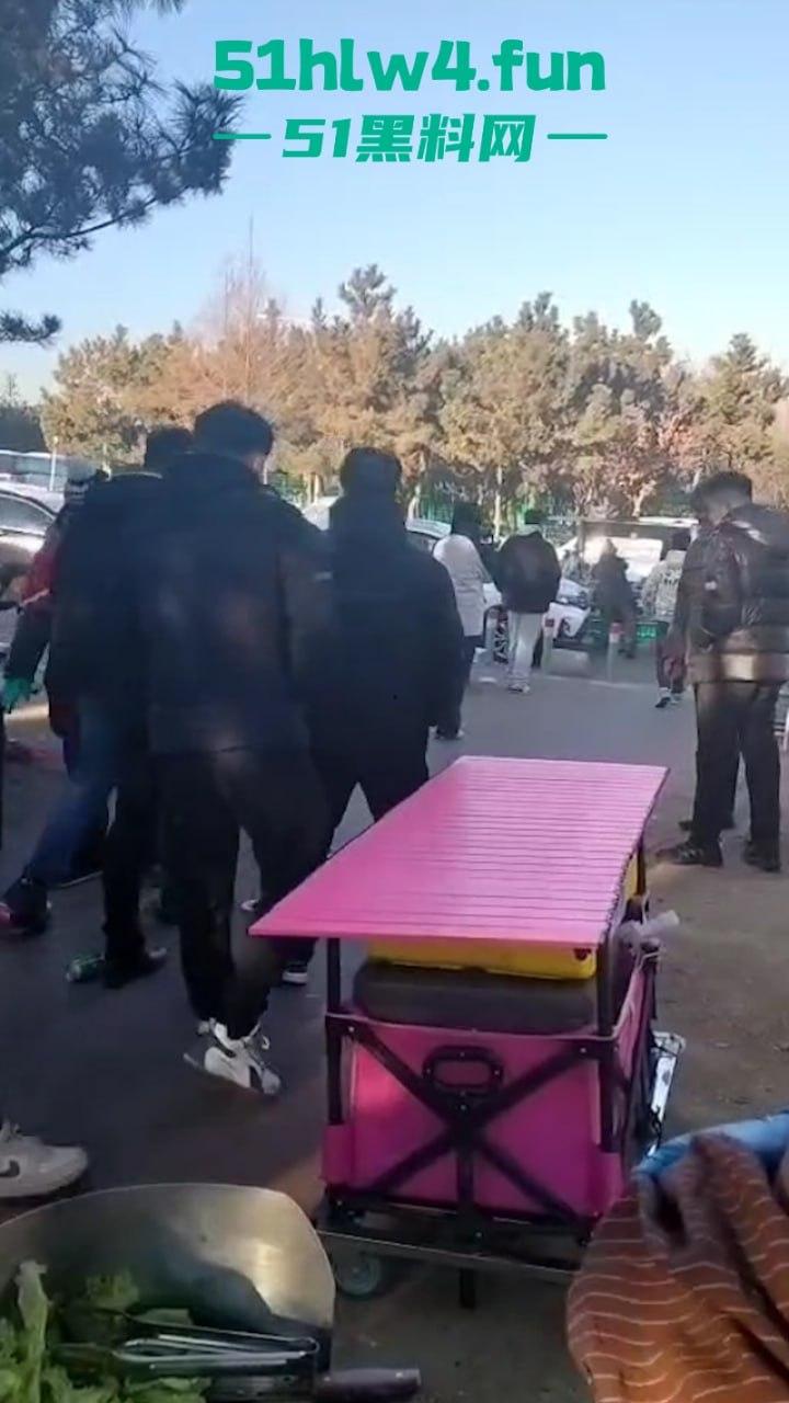 平民夫妻俩于日照航海工程职业学院门口摆摊,不明人物掀摊找事现场视频,实在可恶!-4