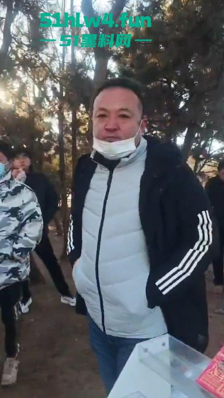 平民夫妻俩于日照航海工程职业学院门口摆摊,不明人物掀摊找事现场视频,实在可恶!-8