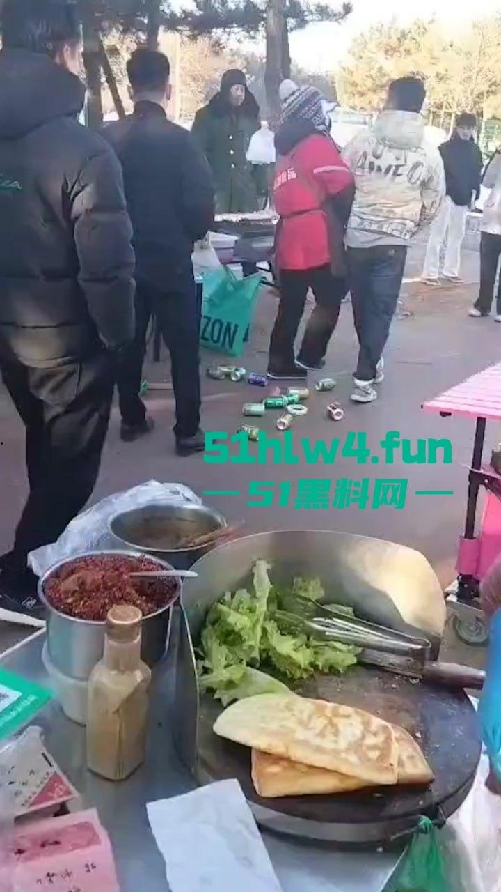平民夫妻俩于日照航海工程职业学院门口摆摊,不明人物掀摊找事现场视频,实在可恶!-9