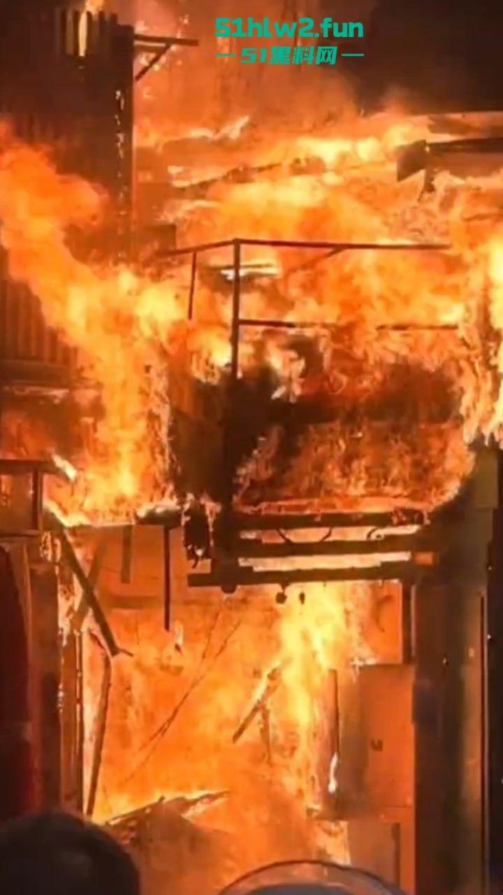 武汉长沙五一广场过年人流爆火,附近酒店却突发大火烧成空壳,现场实拍视频流出情侣裹被单出逃不慎走光。-2