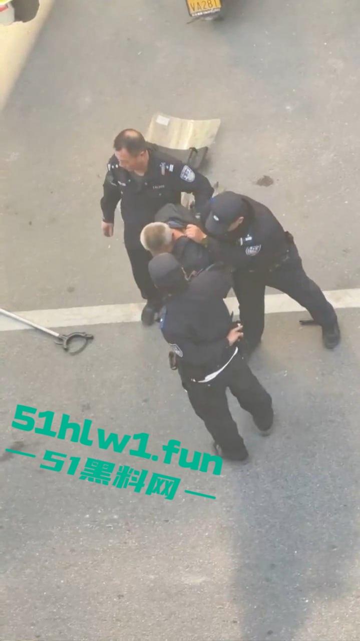 广东海丰县中年大爷手持菜刀怒怼警察,单挑三防爆盾,硬刚场面炸裂牛逼到飞起!-3