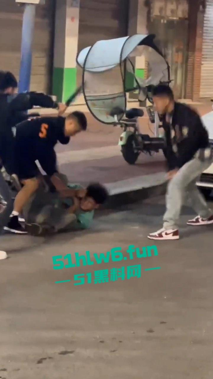 山东实拍精神小伙,当街聚众砍人两名被砍者身中几十刀,其中一人竟抢救无效身亡,目前几位行凶者已被逮捕。-6