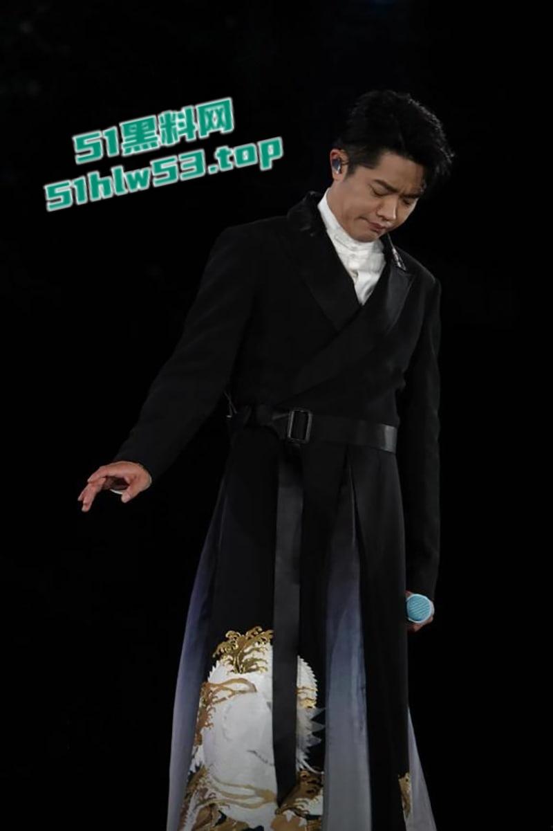 凤凰传奇男歌手【曾毅】性爱姿势手表登热搜,自曝曾殴打女工作人员,把人当猴耍,全网热搜点燃舆论火焰!-4