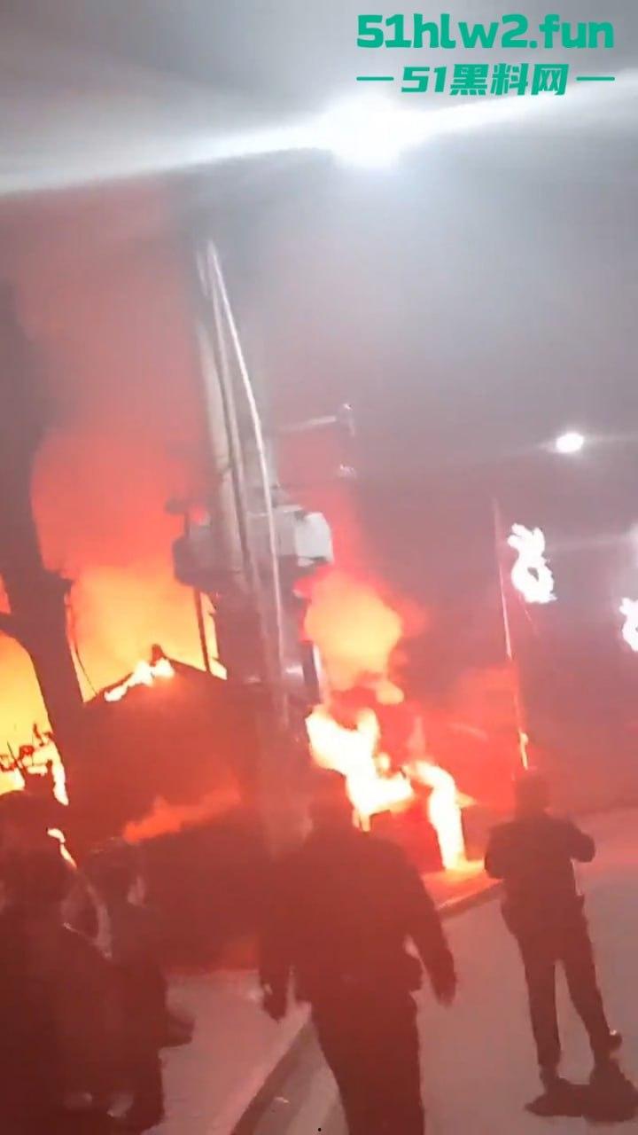 凤凰古城一民宿深夜起火，游客穿睡衣跳窗逃生现场火灾视频流出，弄的差点人就没了！-3