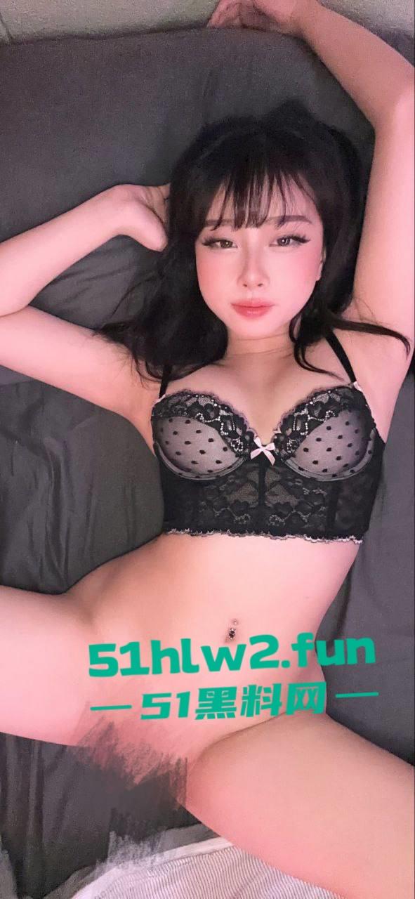 推特极品萝莉骚母狗颜值甜美身材性感,水晶棒爆插穴穴骚骚的样子超诱人,自慰私拍付费福利资源流出。-8