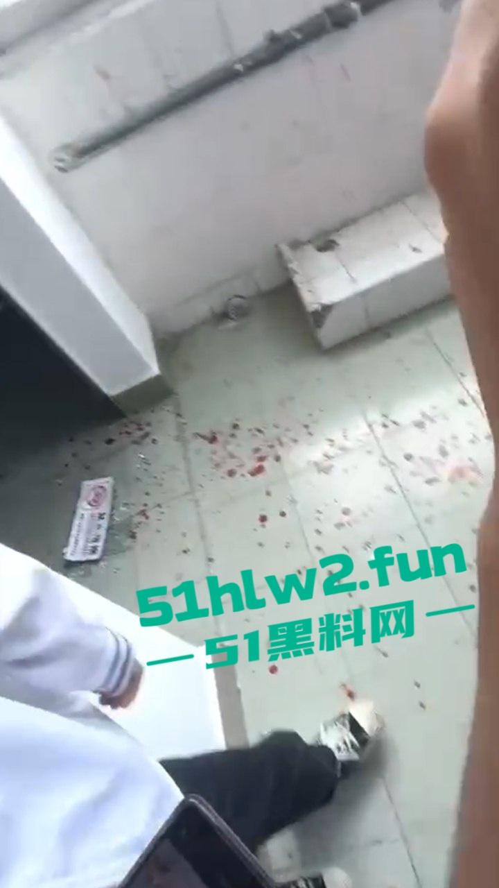 顺德中专汽修学院两男生暴揍室友,还用玻璃将其手筋挑断父母扬言要砍死两人,拒不接受和解。-1