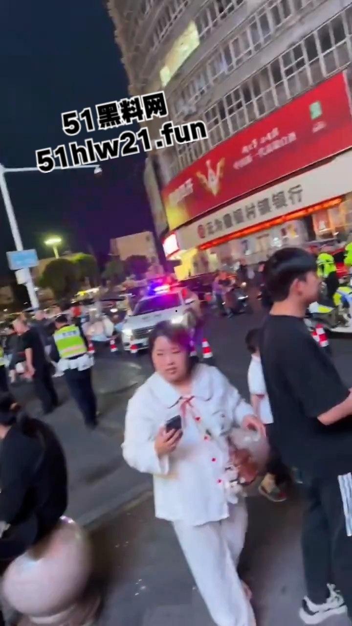 无码血腥慎入!安徽无为久久鸭鸭脖老板与人发生口角,被砍下脑袋当球踢,脑浆流泄一地。-6