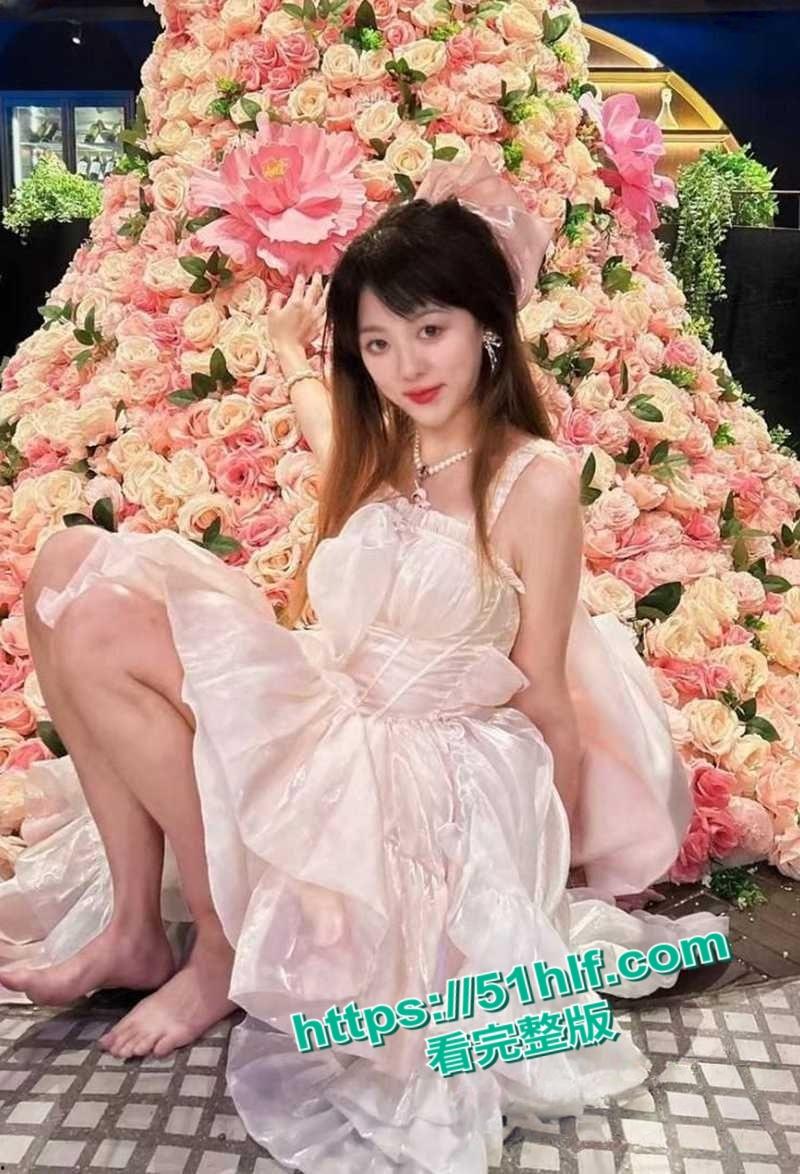 上海白领女神【周佳怡】团建后被男同事强推变性奴,大量淫照不雅视频流出!-2