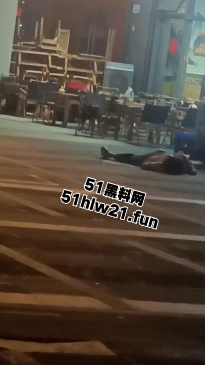 深圳龙华壹方城守财奴夫妇拖欠工资不给钱,逼疯老实人双刀抡砍跟剁肉一样无情送两人升天!-3