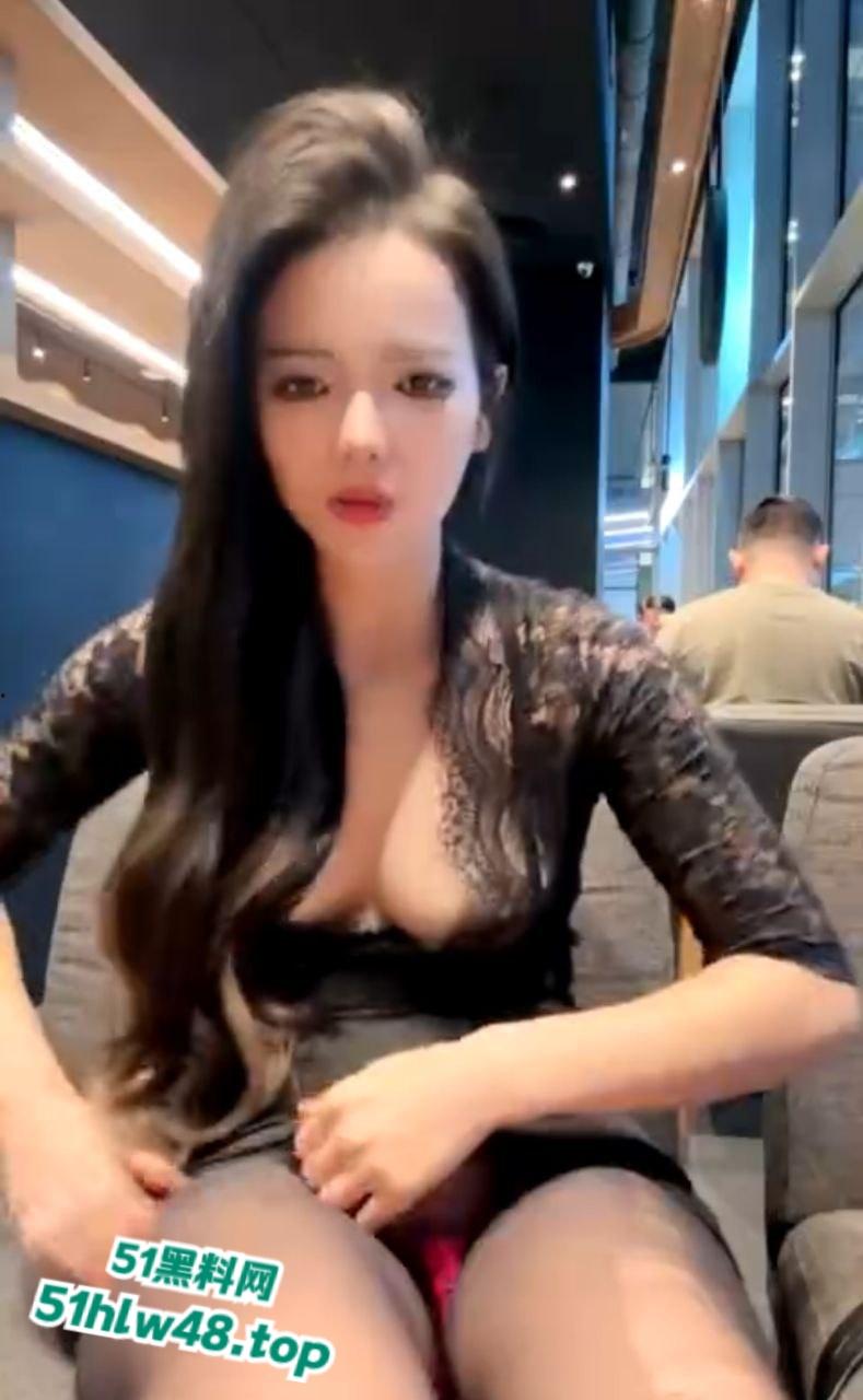 反差女神【琪琪】在商场玩露出，跳蛋插逼当众撕袜骚言骚语说不停脸皮真厚！-3