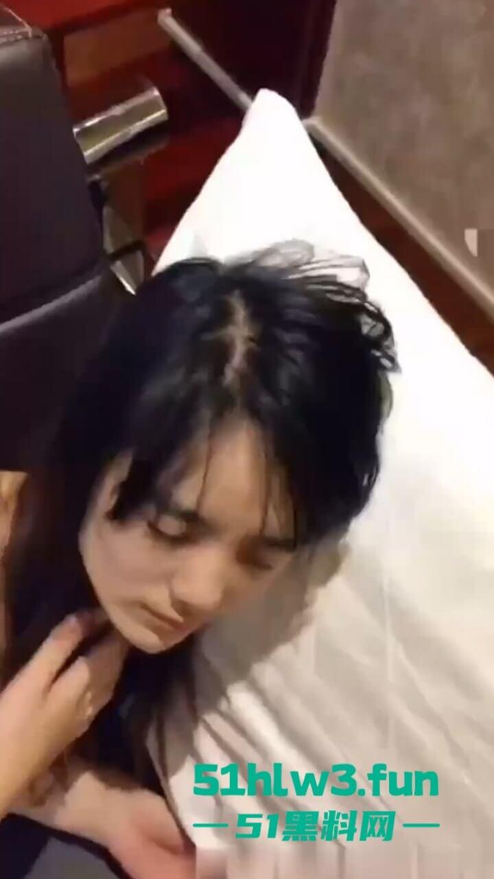 浙江00后反差婊【叶雨婷】被金主包养,灌醉后各种调教强制深喉呕吐再灌肠肛塞 !-2