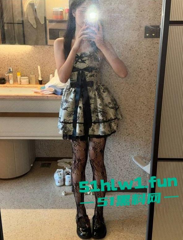 广东岭南职业技术学院,清远校区陪游陪睡母狗【陈佳怡】抖音【一直丸】又被爆约炮视频。-6