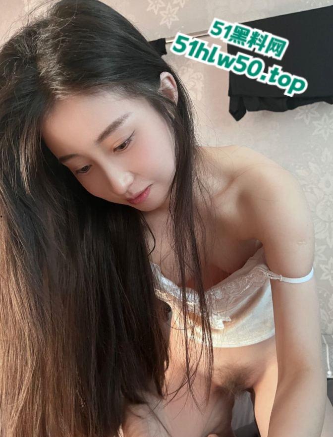 西安音乐学院大三女神【陈蓉】私约前任被现任发现,直接将母狗的同居私录视频曝光。-4