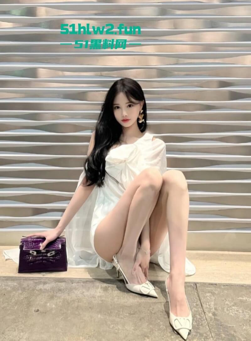 小红书【Chanel】95后UCR女网红竟是外围上岸!天价卖逼费高达5W美金,这逼是镶金边了吗?-3