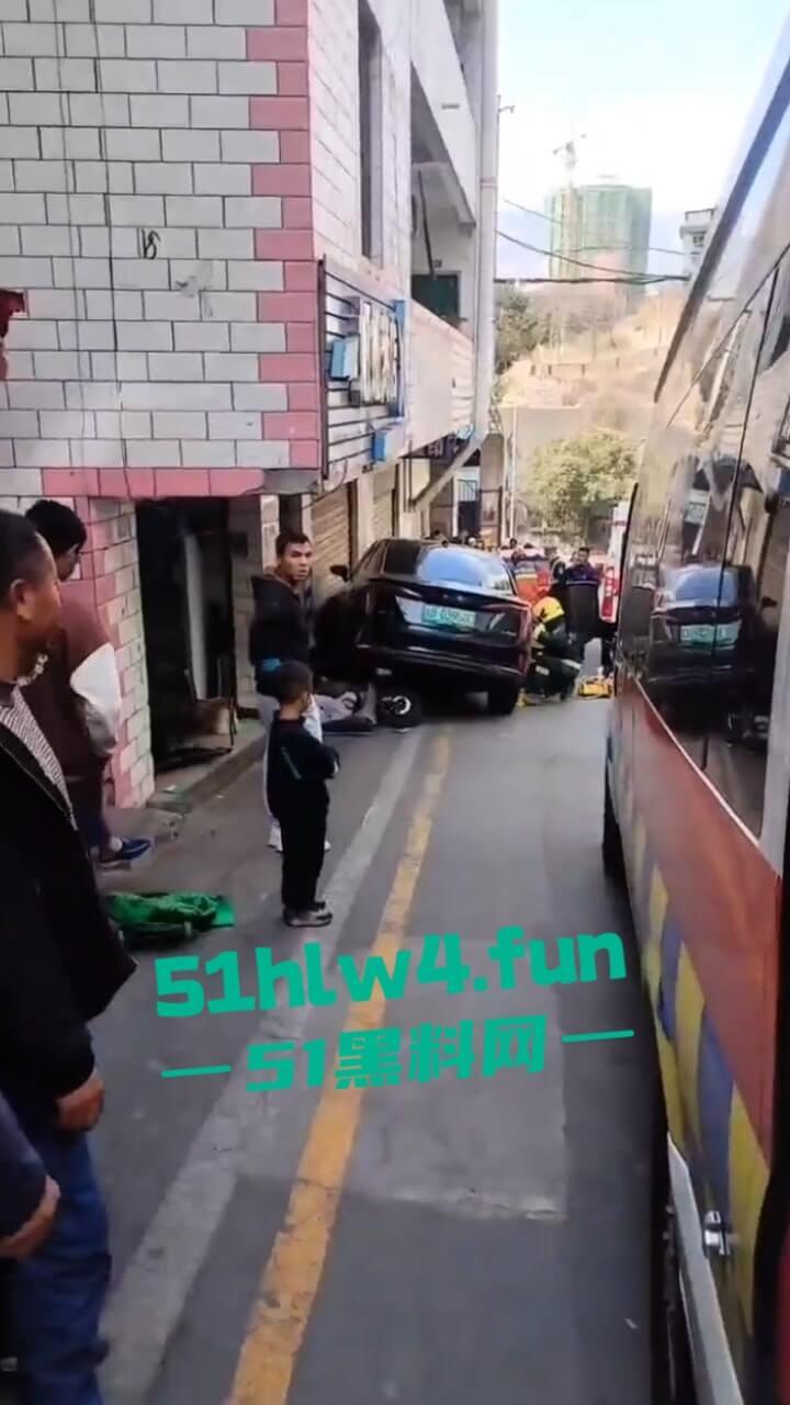 四川女司机驾车失控,撞向路边5名老人导致1死4伤,疑似电车刹车失灵现场视频流出。-4