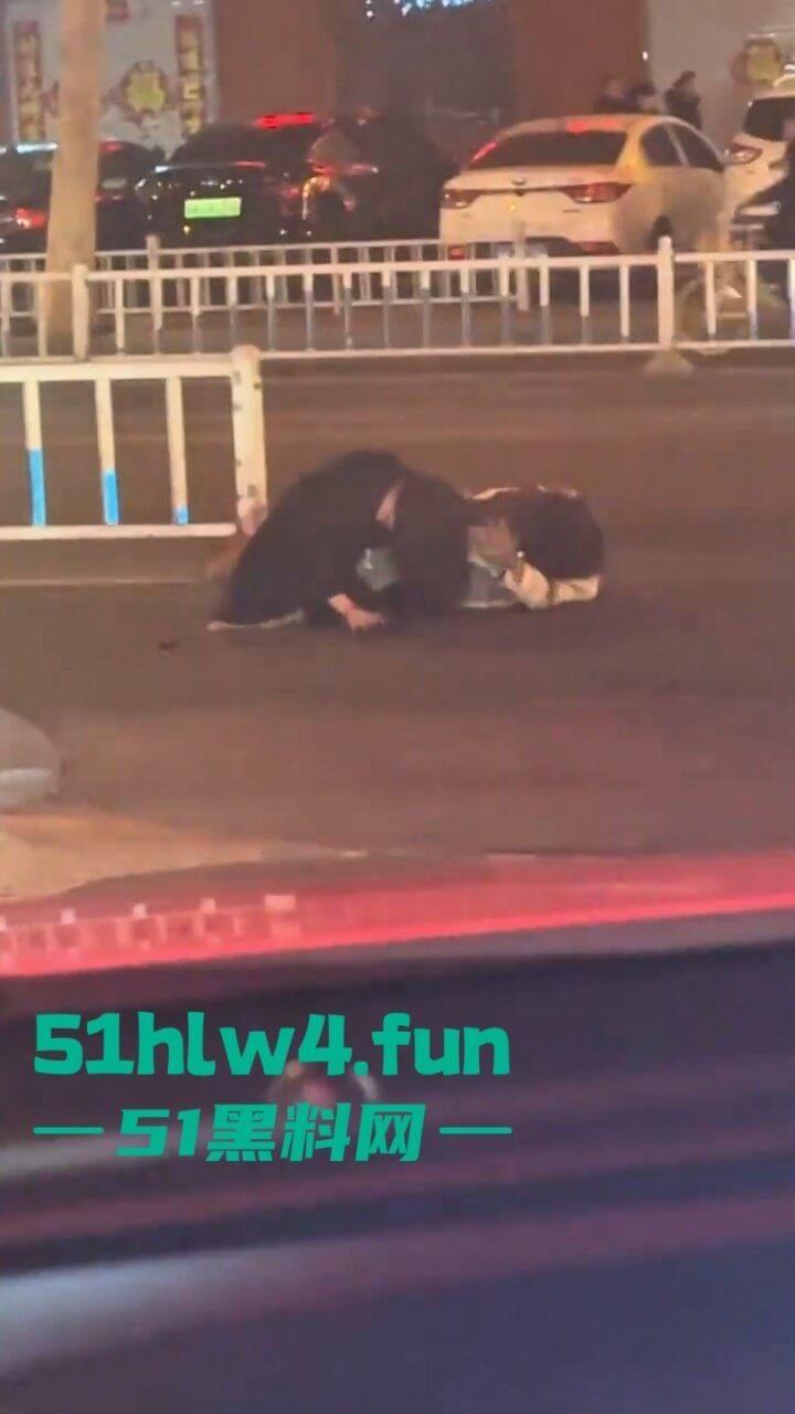 两美女街边对战,拿高跟鞋疯狂打砸据悉是小三被抓,原配暴怒殴打这小三一看就是个嫩妹。-3