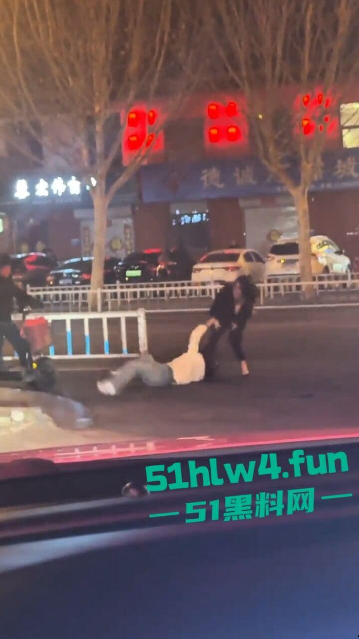 两美女街边对战,拿高跟鞋疯狂打砸据悉是小三被抓,原配暴怒殴打这小三一看就是个嫩妹。-5