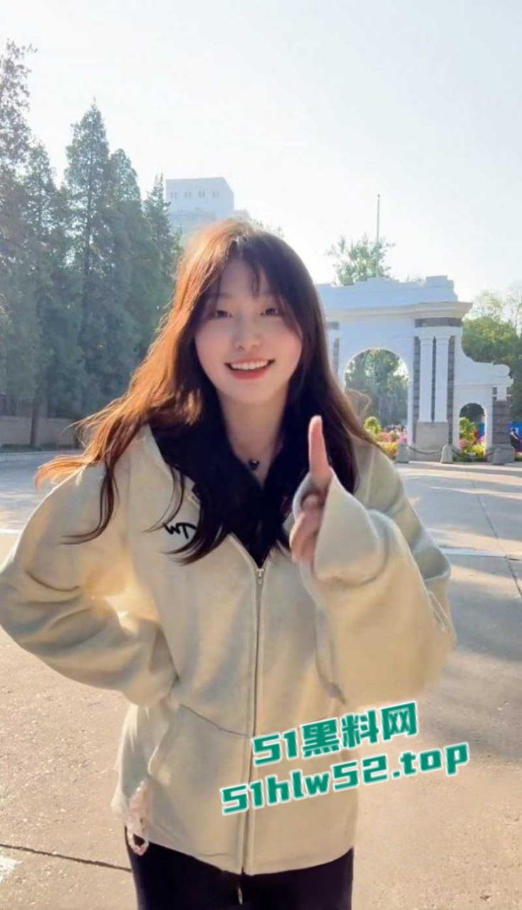 清华美院母狗【倪小轶】表面可爱学生妹,私下却是在推特当上了骚母狗,全裸真空军训户外露出约炮被曝光!-2