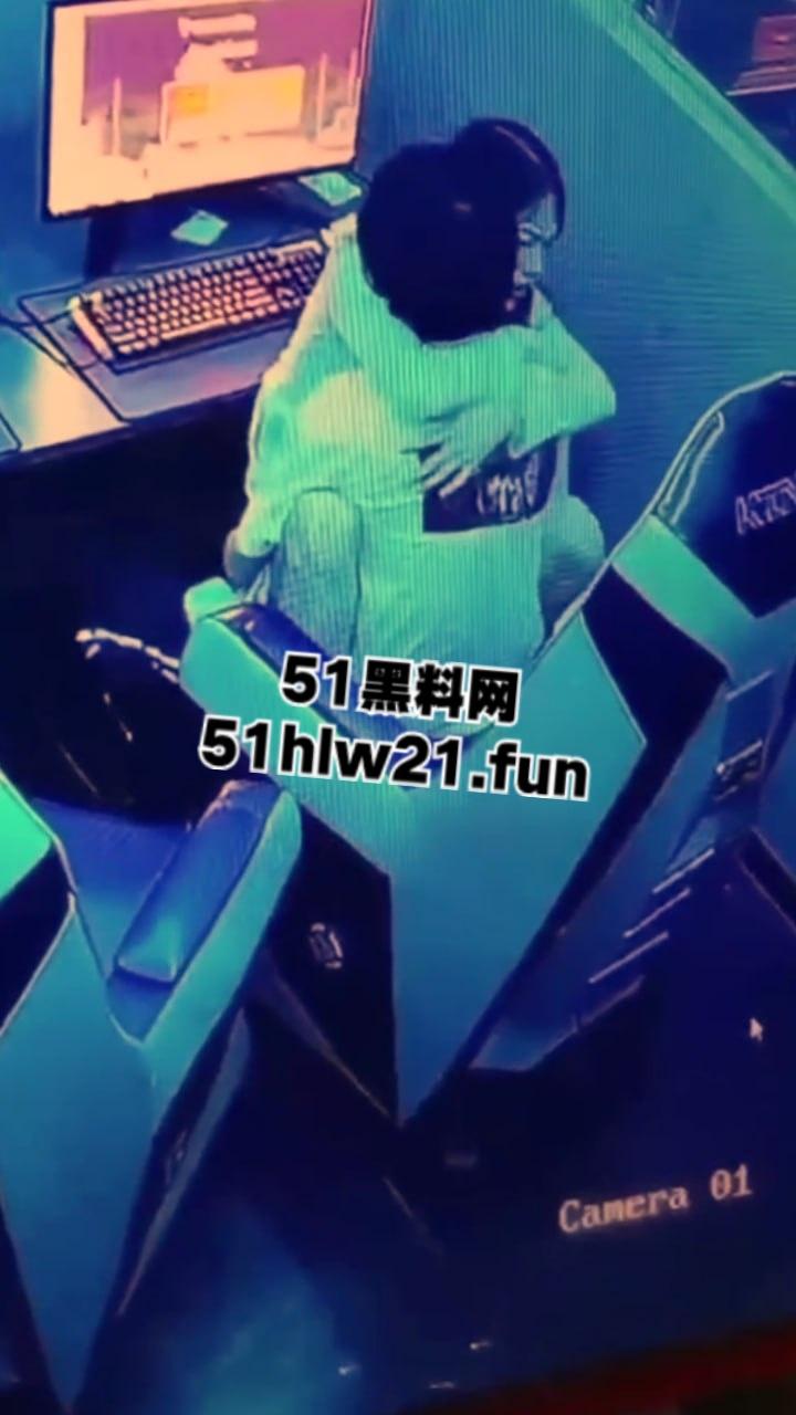 山东某网吧监控偷拍,一对年轻情侣趁私下无人,在网吧座椅上操逼偷情,这么玩也太刺激了啊。-4