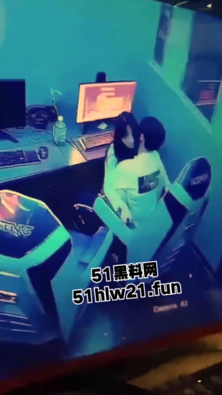 山东某网吧监控偷拍,一对年轻情侣趁私下无人,在网吧座椅上操逼偷情,这么玩也太刺激了啊。-5