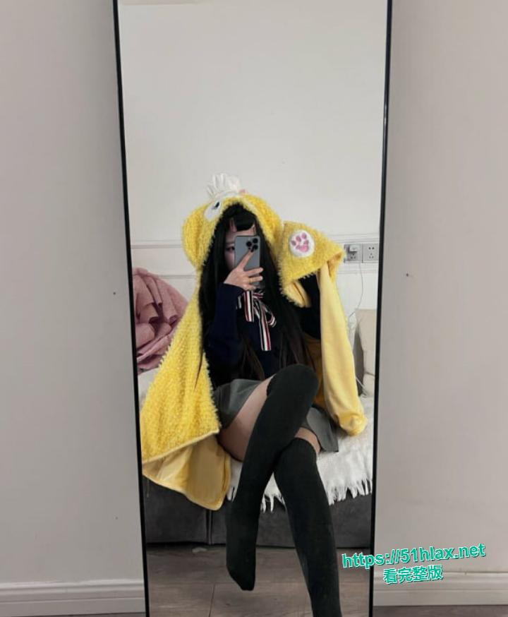 四川职业学院洪雯雯宿舍拉男友开干 上铺床板吱响喘息压不住 毫不避讳下铺室友-7