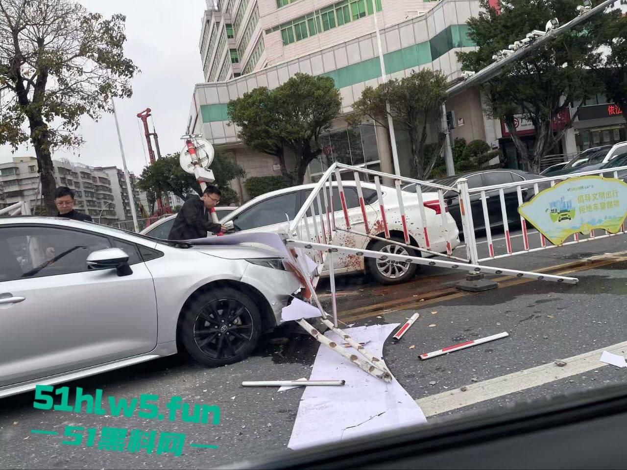 汕头金沙公园雨天路滑致小车失控撞飞数人,现场血腥场面惨不忍睹,永远不知道明天和意外谁先到来。-2