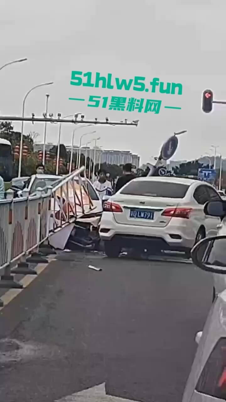 汕头金沙公园雨天路滑致小车失控撞飞数人,现场血腥场面惨不忍睹,永远不知道明天和意外谁先到来。-4