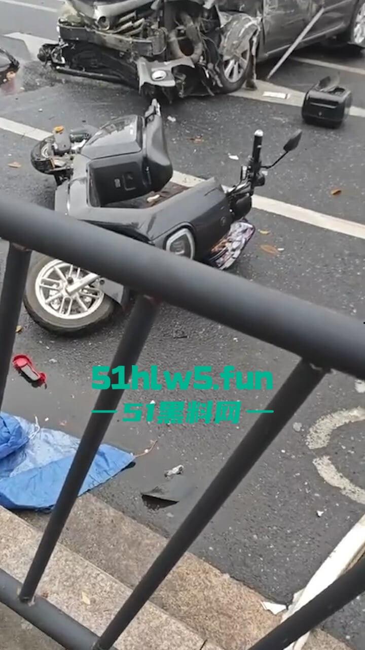 汕头金沙公园雨天路滑致小车失控撞飞数人,现场血腥场面惨不忍睹,永远不知道明天和意外谁先到来。-6