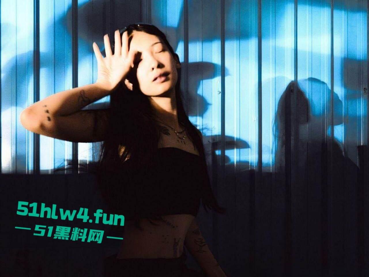 御姐级精神小妹【崔雪】高颜值纹身反差婊,身材纤细腿长逆天细腰翘臀美乳饱满 裸体自拍勾引大哥。-8