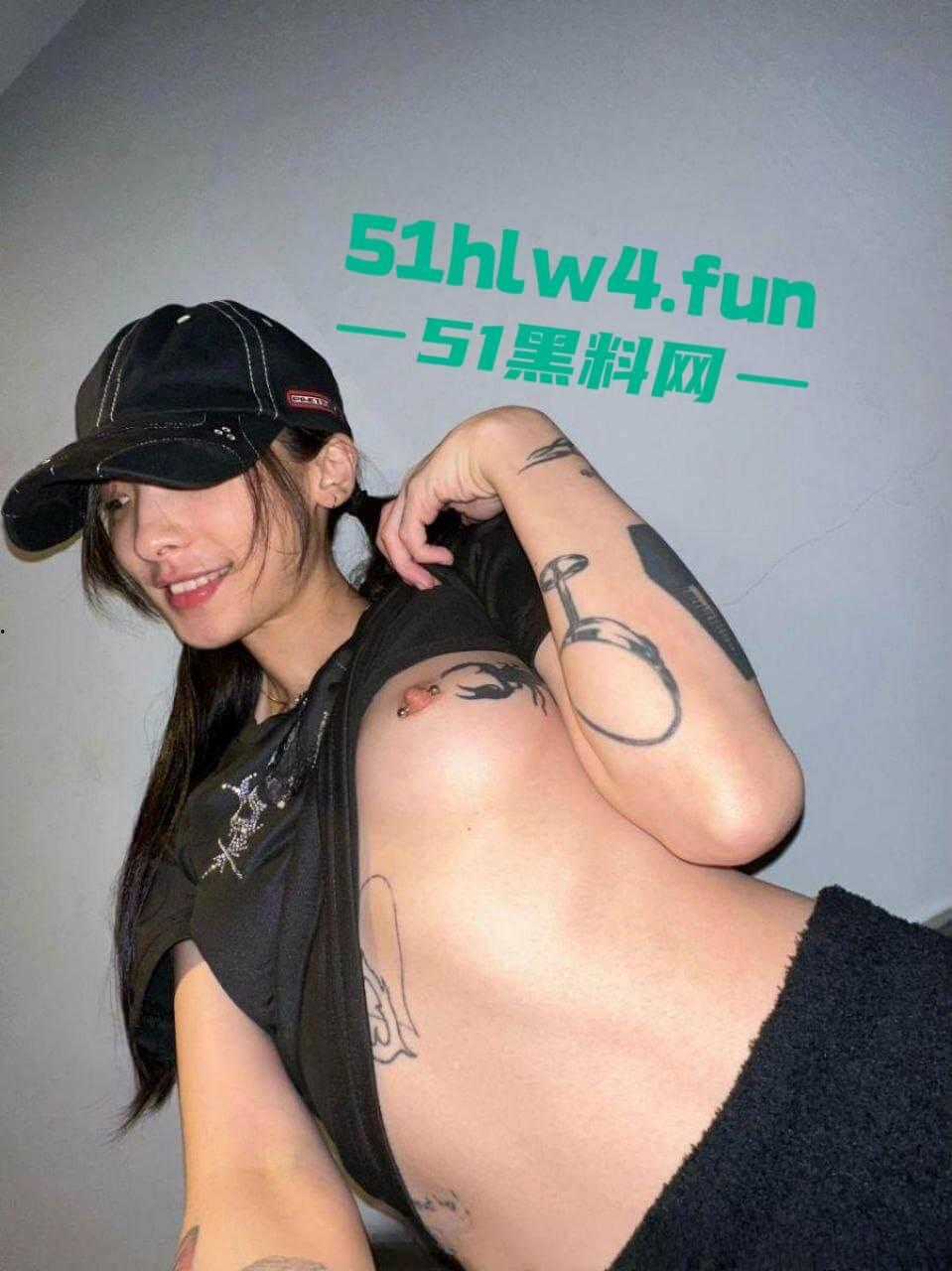 御姐级精神小妹【崔雪】高颜值纹身反差婊,身材纤细腿长逆天细腰翘臀美乳饱满 裸体自拍勾引大哥。-11