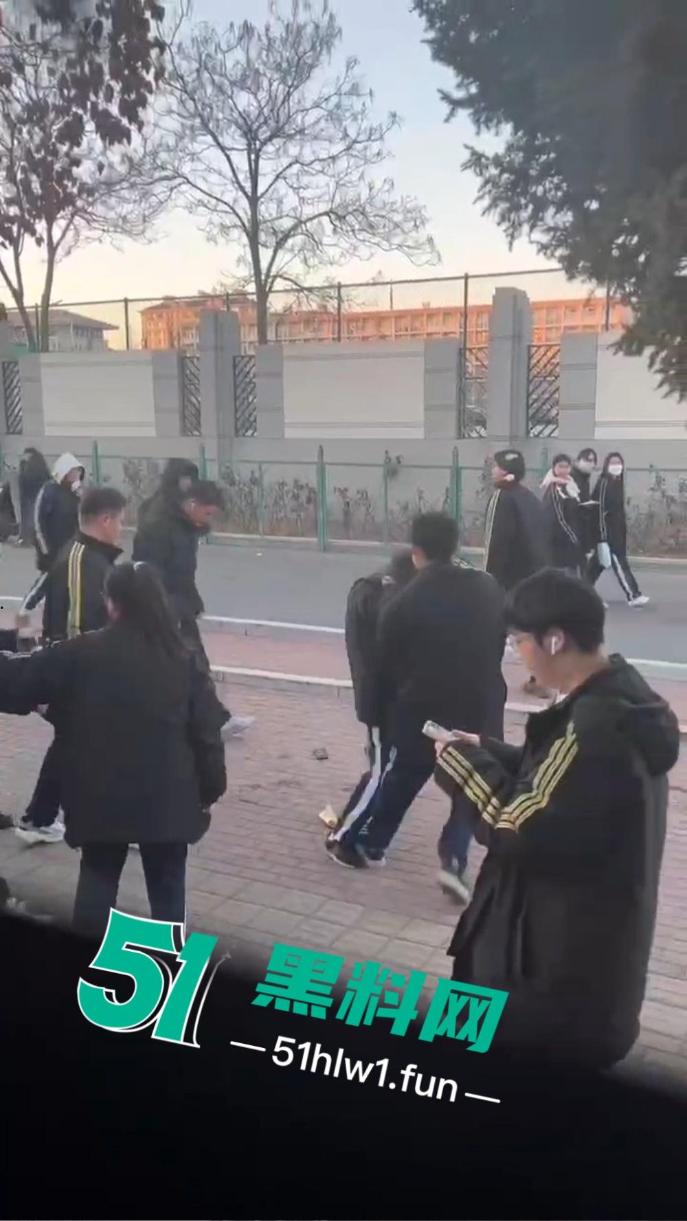 河北虎逼熊孩子打架出事,干破人头后脑勺摔出血,放学变血案现场,这事家长不赔都难!-2