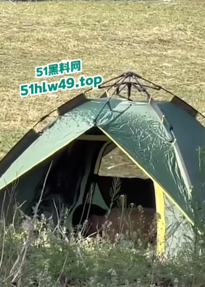 青州古城小巷上演活春宫，女的穿古风绿裙气质迷人蹲在猥琐男胯下，熟练伺候鸡巴旁若无人。-1