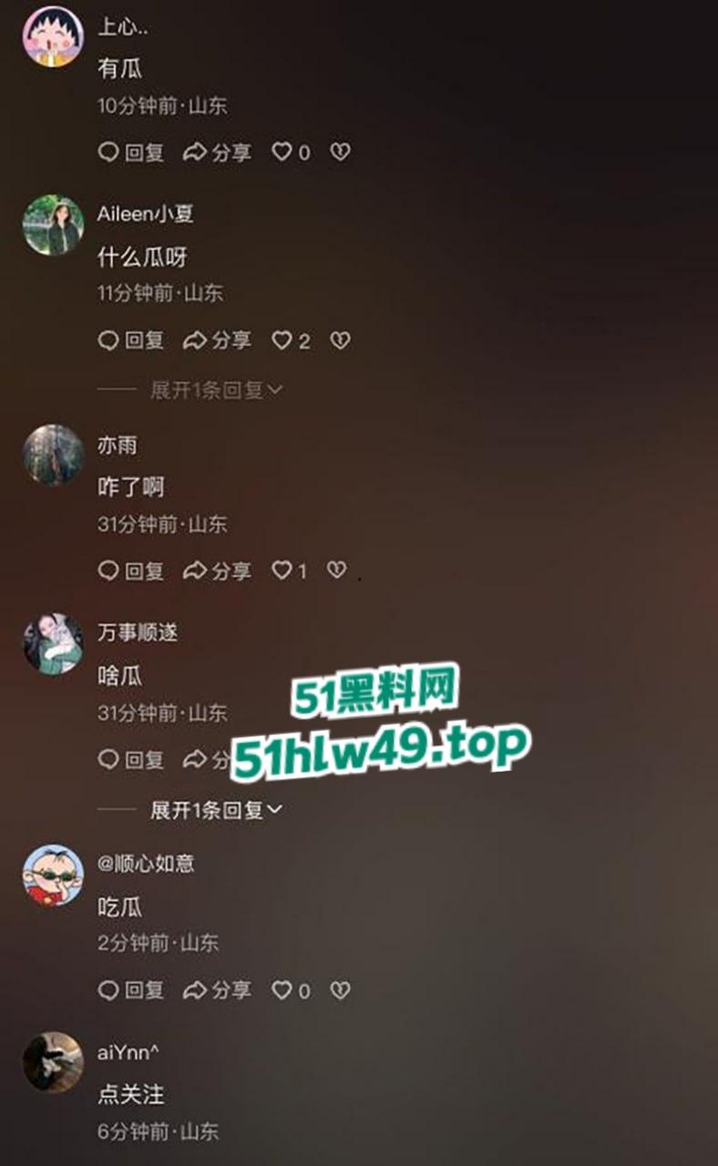 青州古城小巷上演活春宫，女的穿古风绿裙气质迷人蹲在猥琐男胯下，熟练伺候鸡巴旁若无人。-8