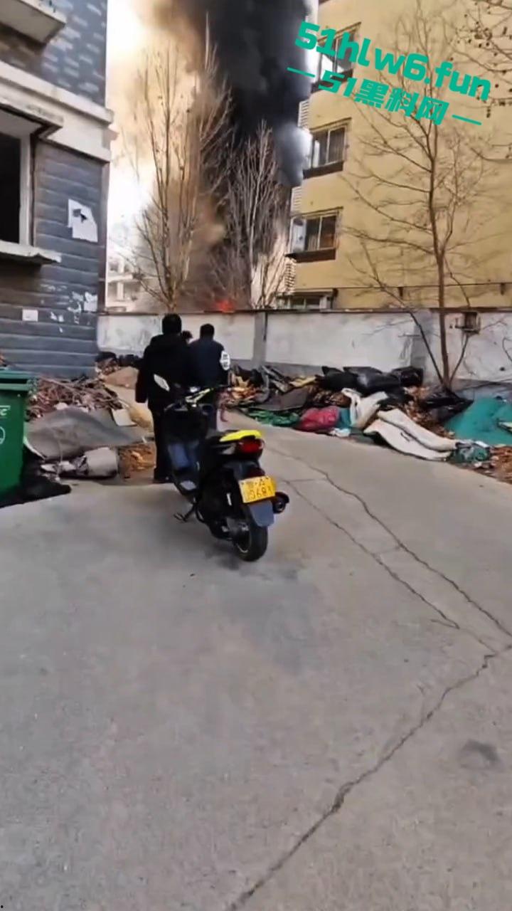 山东济南一小区发生火灾,男子被烧的体无完肤,经调查是邻居大妈积攒的废品导致烧成这样也太惨了。-5