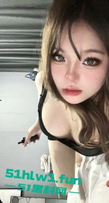 常州精神小妹【费雨心】爆炸性丑闻，一个月换6个男人，射精一床让闺蜜睡，内裤随手扔枕头简直离谱！-2