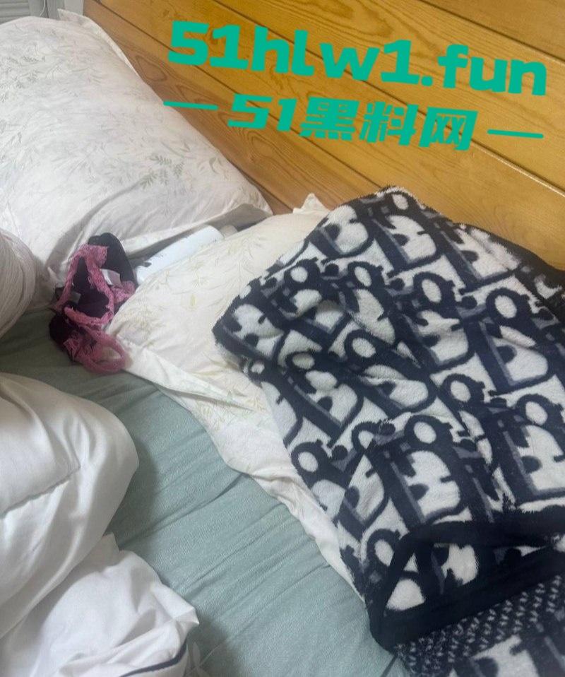 常州精神小妹【费雨心】爆炸性丑闻，一个月换6个男人，射精一床让闺蜜睡，内裤随手扔枕头简直离谱！-27