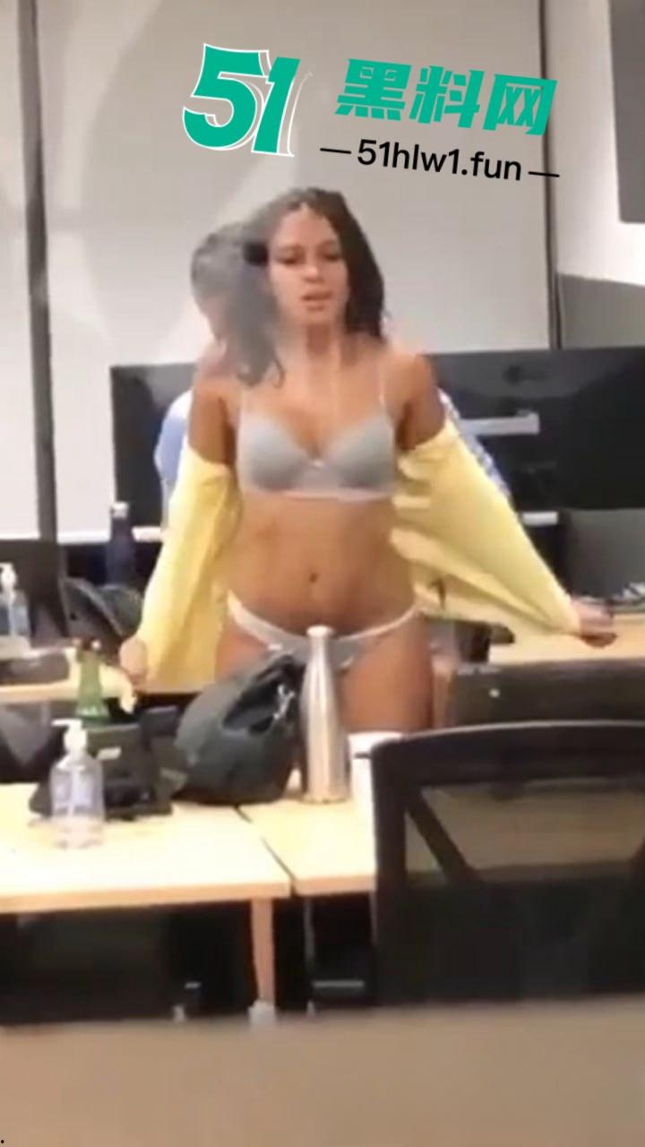 纽约警察局办公室,老警员偷情已婚女警被有心人拍下后直接曝光到网上,两人目前已经停职。-6