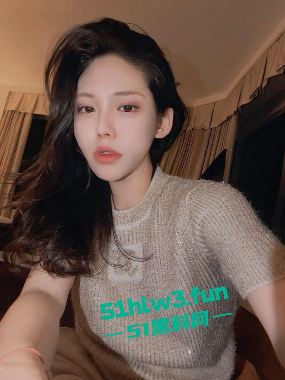 瓜友投稿酒吧撩骚颜值美女喝多了骚劲十足,醉酒后渴望大鸡巴带到酒店疯狂吃鸡眼神迷离吃得好香啊-1