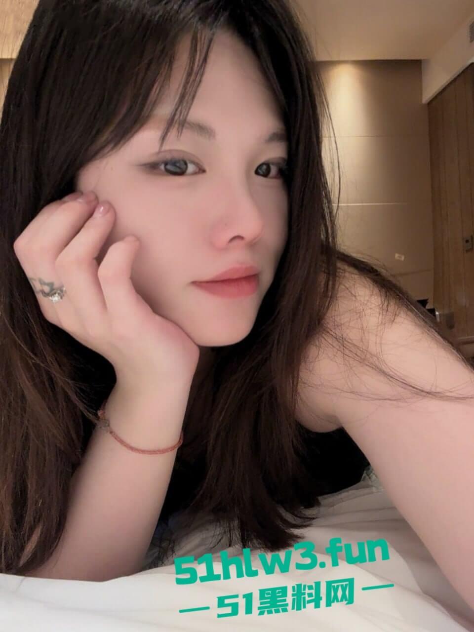 瓜友投稿酒吧撩骚颜值美女喝多了骚劲十足,醉酒后渴望大鸡巴带到酒店疯狂吃鸡眼神迷离吃得好香啊-4