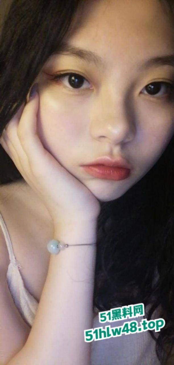 香港大学巨乳学霸【孟雪梨】奶子大到让人上火,双大奶能让课堂全校性骚动,教授都想钻进她奶里拱一拱!-6