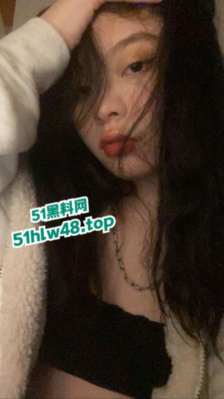 香港大学巨乳学霸【孟雪梨】奶子大到让人上火,双大奶能让课堂全校性骚动,教授都想钻进她奶里拱一拱!-7