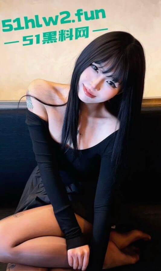 苏州美术学院爱cos的精神妹【方可儿】情趣黑丝白丝各种诱惑榨精,后怼撞击炮台骚贱淫叫!-1