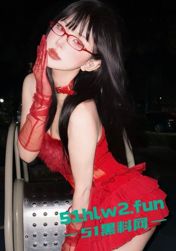 苏州美术学院爱cos的精神妹【方可儿】情趣黑丝白丝各种诱惑榨精,后怼撞击炮台骚贱淫叫!-7