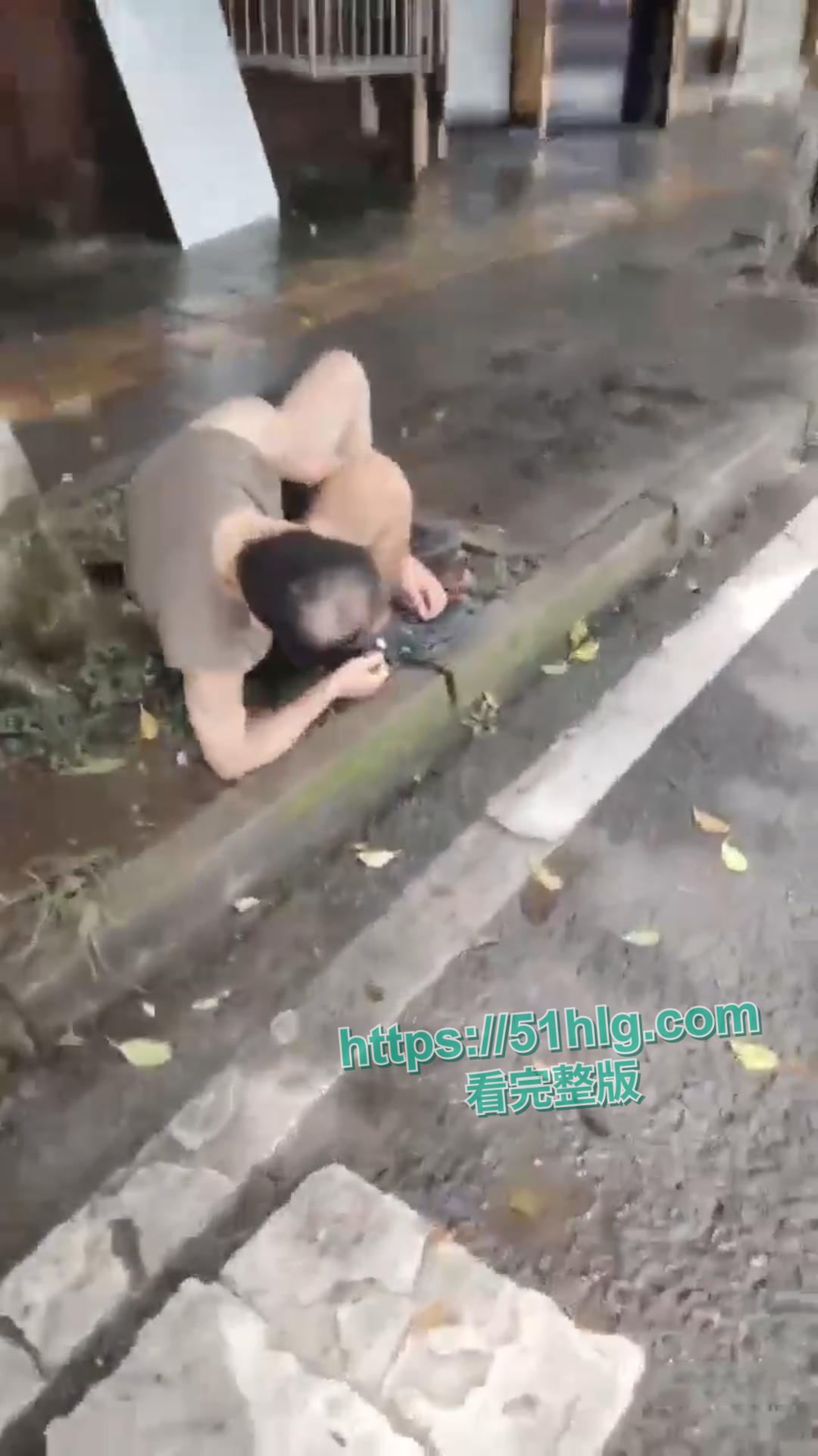 【四川乐山市】的荒唐一夜!酩酊大醉男子防不胜防,醒来菊花被爆,笑点满满-1