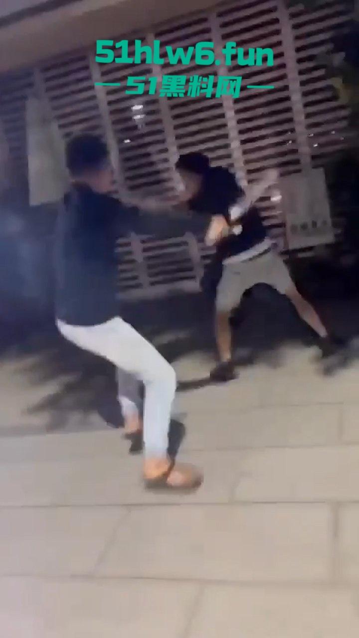 四川成都街头一男子遭多人围攻被砍数刀，血腥仇杀场面比电影还精彩。-3