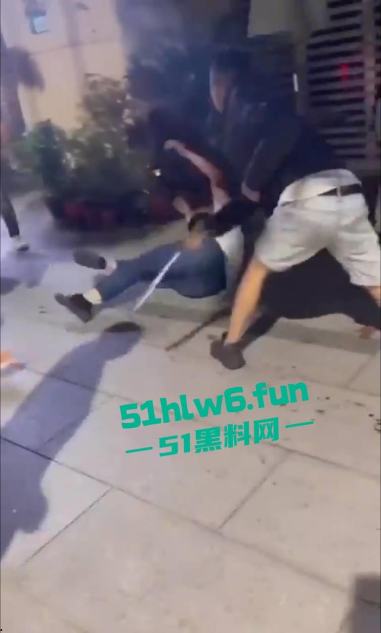 四川成都街头一男子遭多人围攻被砍数刀，血腥仇杀场面比电影还精彩。-7