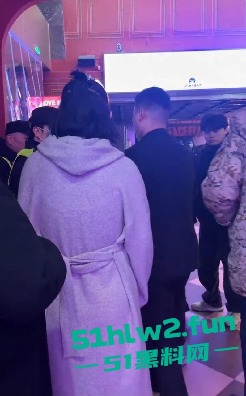 这痴汉是有多饿?虎式坦克酒吧被蹭屁眼?这1米81、160公斤的猛货直接揪痴汉找保安,哥们你是饿疯了吧?-9