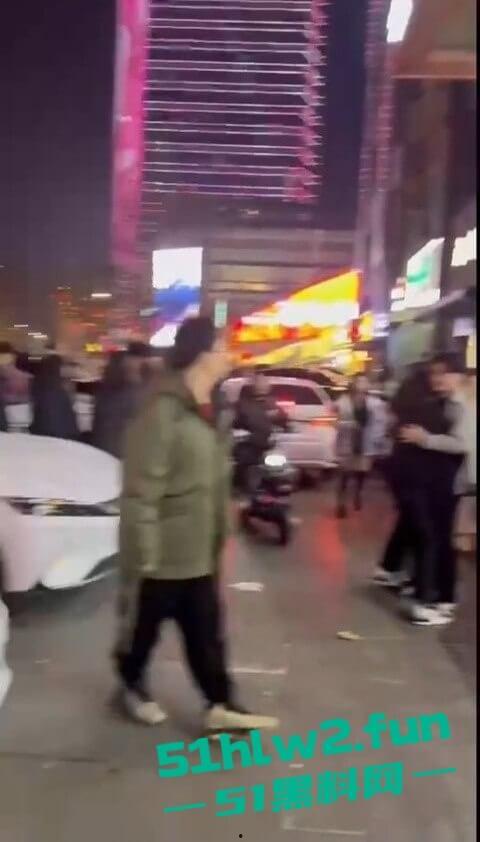 河北石家庄YOLO酒吧惊天大瓜，50人群殴打到特警出动，厕所里男女当场打炮，旁边光屁股男在狂吐，细思极恐！-3