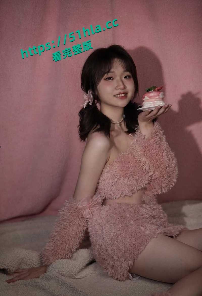 杭州文静嫩妹【王晓冉】不雅视频被男友曝出，清纯脸蛋配黑丝自拍裸照，露脸舔屌被猛操表情超淫！-2