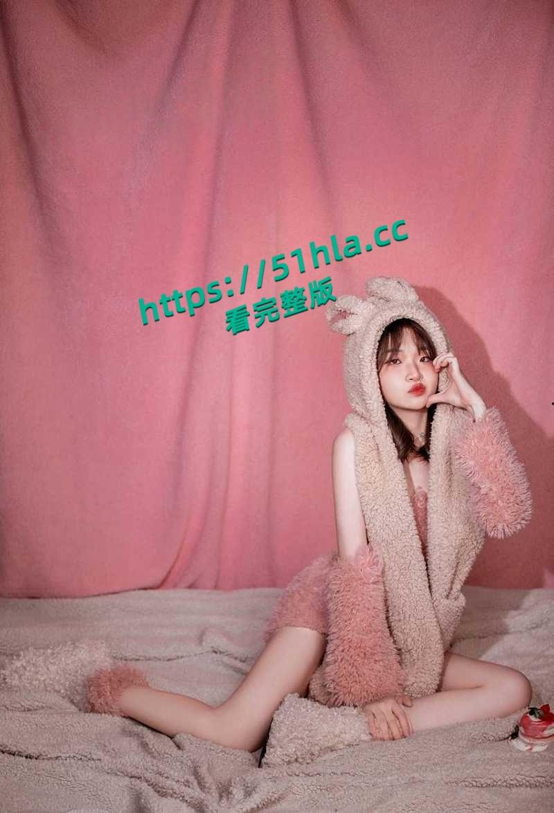 杭州文静嫩妹【王晓冉】不雅视频被男友曝出，清纯脸蛋配黑丝自拍裸照，露脸舔屌被猛操表情超淫！-3